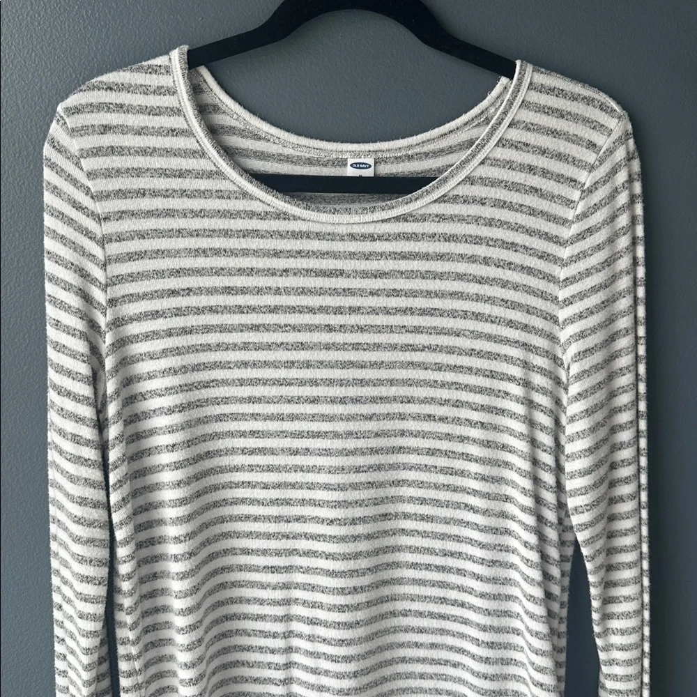 🩶 OLD NAVY women’s Long Sleeve Tee shirt size medium M gray and white stripes - Picture 3 of 7